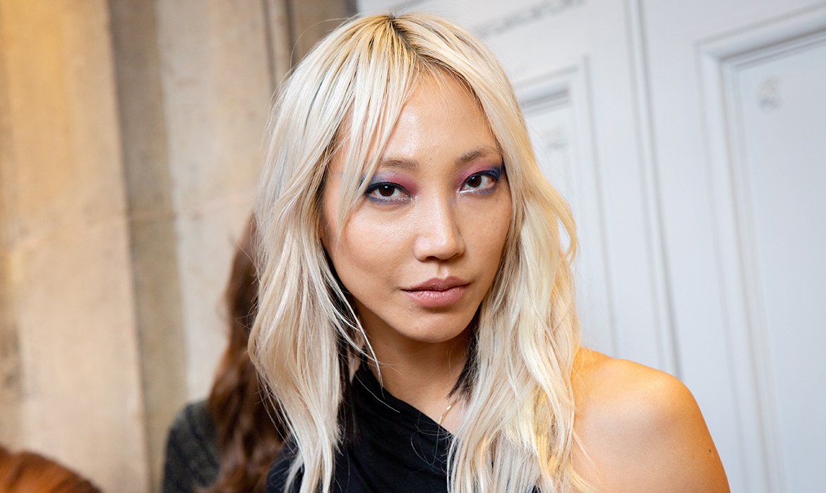 La técnica del eyelighter empieza en puntos concretos como son el lagrimal y justo debajo del arco de la ceja para terminar expandiéndose por todo el ojo. Con la paleta de sombras Emotions of Nu de L’Oréal Paris podrás crear composiciones de color increíbles mono o policromáticas.